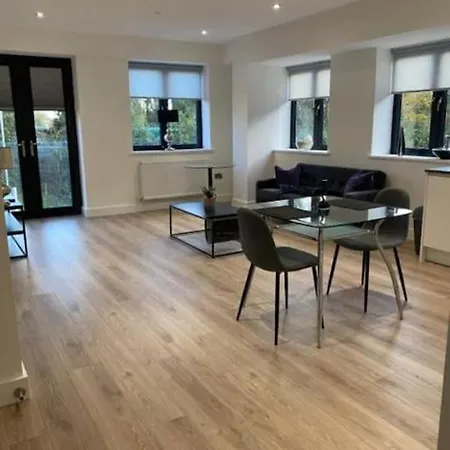 Brand New Luxury Apartment With Free Parking And Gym Solihull Exterior photo