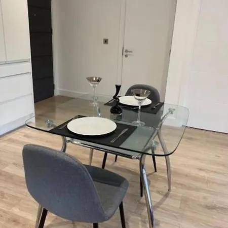 Brand New Luxury Apartment With Free Parking And Gym Solihull Exterior photo
