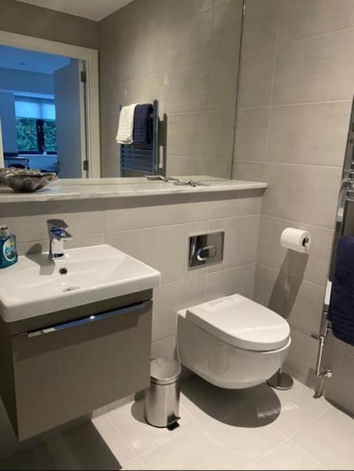 Apartment Brand New Luxury With Free Parking And Gym *